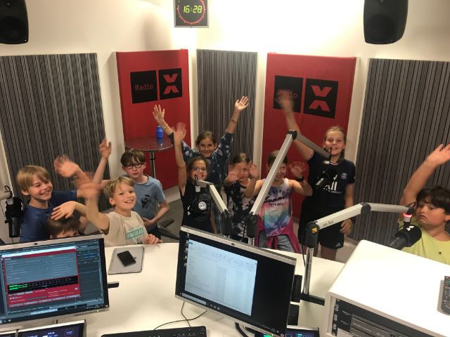 Ferienpass-Kinder im Radiostudio von Radio X. ©Janina Labhardt