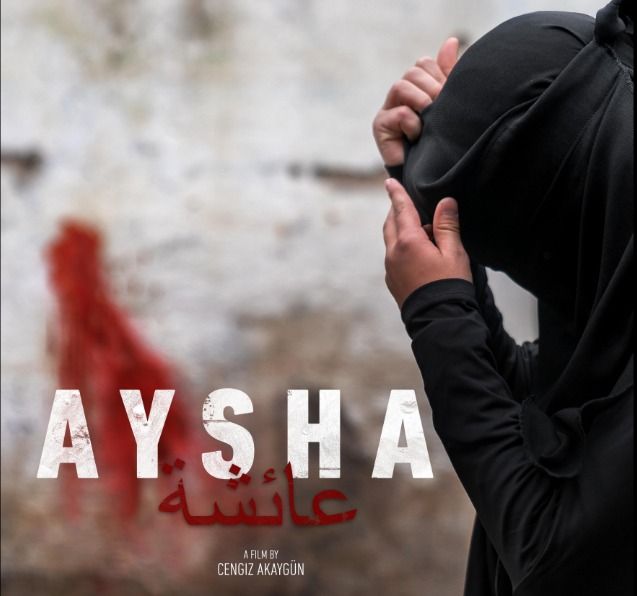 ein verhülltes mädchen steht vor einer wand, filmplakat von aysha