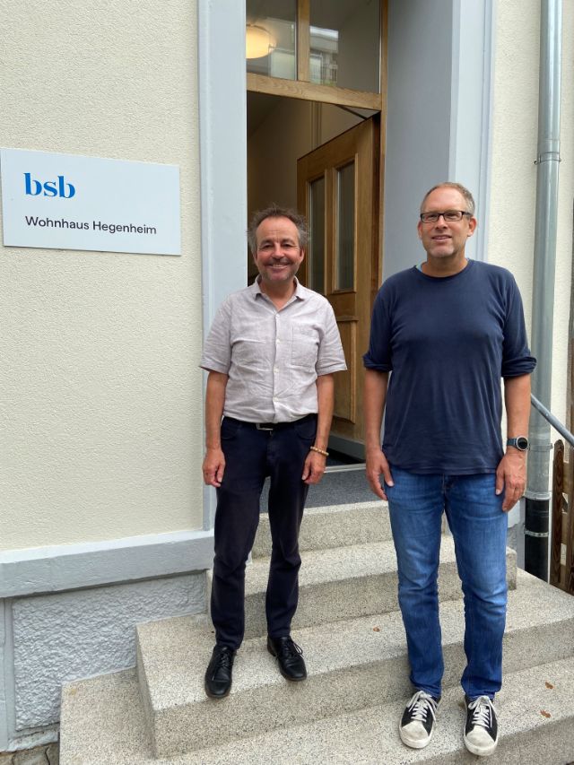 Peter Berger und Dirk Bsonek vor dem Wohnhaus Hegenheim.
