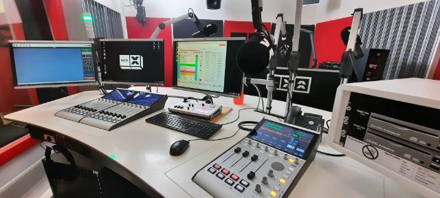Das Radio X Studio mit Computern, Mikrofonen und dem ganzen Technik-Krimskrams, den es braucht, um auf Sendung zu gehen.