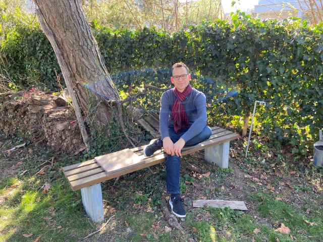 Thomi Jourdan sitzt in seinem Garten in Muttenz.
