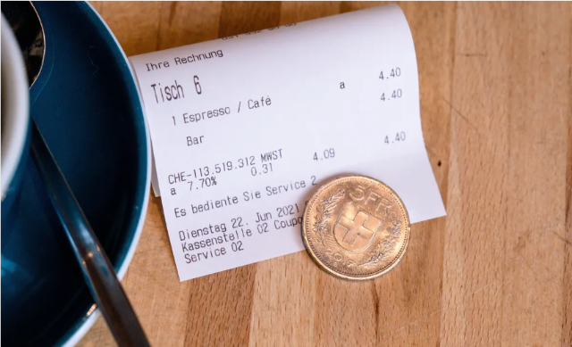 Ein Fünfliber wird für den Kaffee gezahlt, inklusive Trinkgeld.