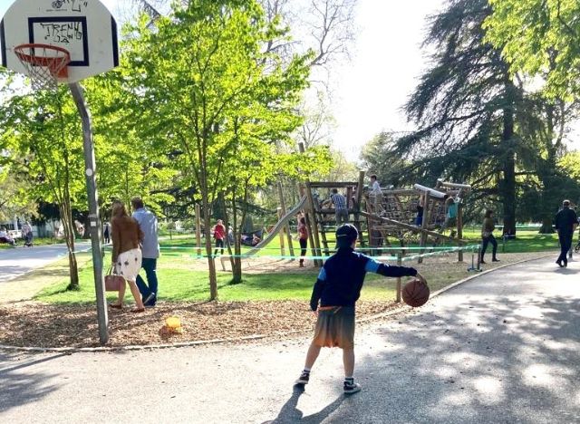 X-Kid Pablo spielt Basketball im Schützenmattpark. 