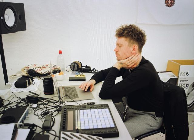 Lukas Stäuble hat für Radio X eine Studio-Session produziert