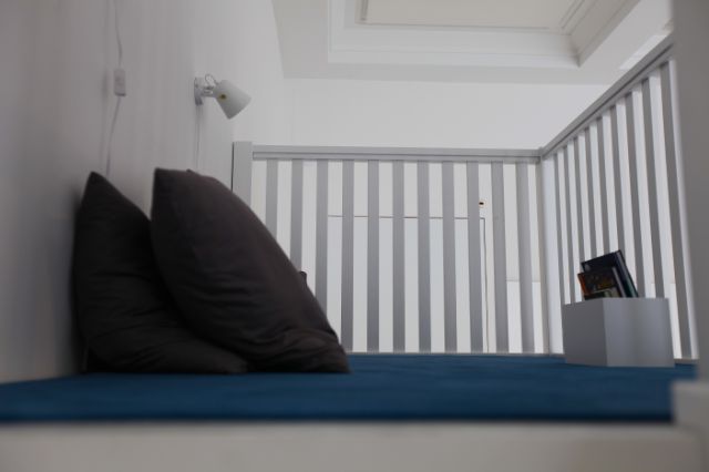 riesiges Bett mit Gitterstäben und blauem Bezug
