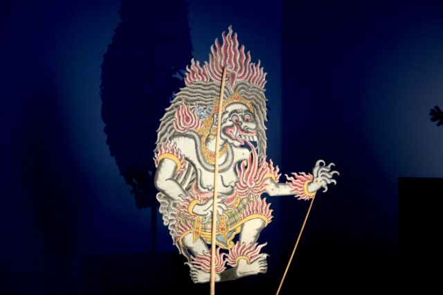 Eine Art Marionettenfigur mit Stäbchen, farbig bemalt