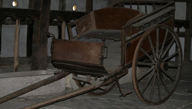 Eine historische Kutsche aus Holz