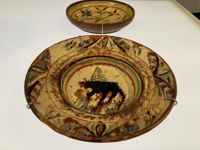 ein Teller mit einem abgebildeten Bären in der Mitte