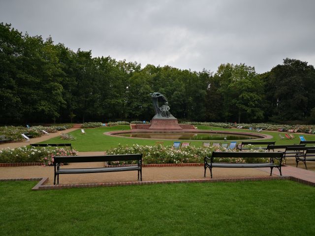 Das Bronzedenkmal von Frédéric Chopin im Łazienki-Park in Warschau.