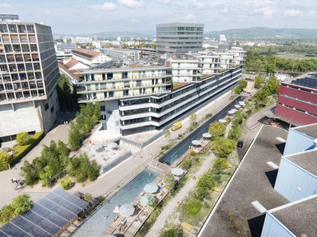 Ein Modell vom Gleispool sieht ein Schwimmbad vor, eingebettet zwischen Wohn- und Büroblocks
