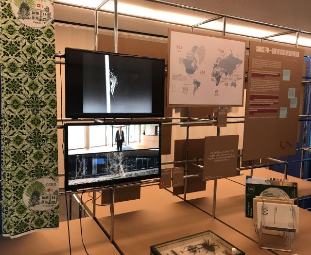 Die Ausstellung zeigt Vogelspinnen, Textilien, Filme, historische Karten und Texte