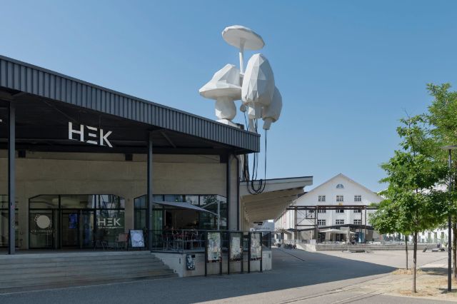 das HEK-Gebäude auf dem Dreispitz mit Pilz-Figuren auf dem Dach