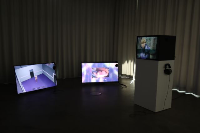 (v.L.n.R.) Videoinstallationen von Nachwuchstalente Kim da Motta und Chloé Niederberger, sowie von Preisträgerin Rhona  Mühlebach im HEK.