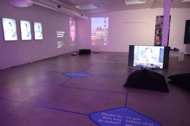 Austellung digitaler Kunst mit Entscheidungsdiagramm auf dem Boden.