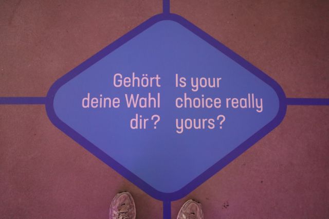 Gehört deine Wahl dir? auf den Boden gedruckt im Rahmen von Entscheidungsraster
