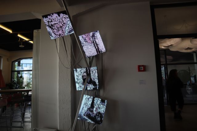 Verpixelte Bildschirme als Kunstinstallation