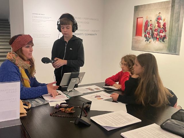 Im Museum der Kulturen Basel empfängt Martina Pahn die drei X-Kids Owen, Lilly und Louie, welche beim Gespräch Auskunft über die Ausstellung  «Nacht - träumen oder wachen», welche bis zum 21. Januar 2024 noch ausgestellt ist. ©Janina Labhardt