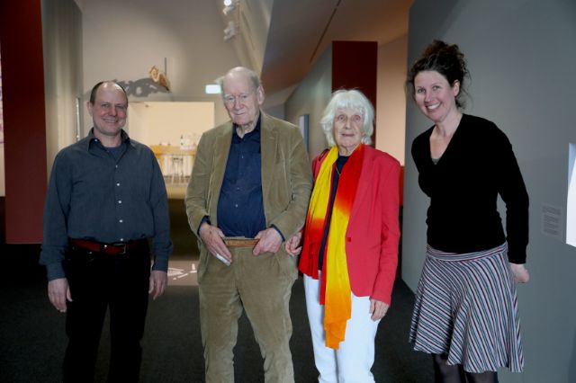 vier Menschen im Museum lachen in die Kamera