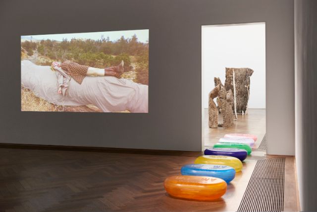 Kaari Upson, Installationsansicht, Go Back the Way You Came, Kunsthalle Basel, 2019. Foto: Philipp Hänger / Kunsthalle Basel