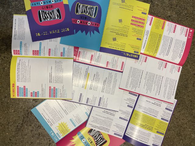 aufgeschlagene Programmhefte der Aktionswoche gegen Rassimus