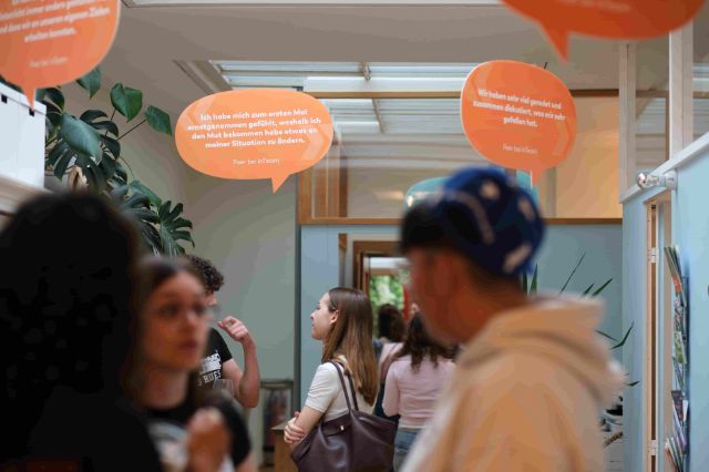 Junge Menschen in Gesprächen, über ihnen Zitate von Schüler:nnen, die an Präventionsveranstaltungen teilgenommen haben