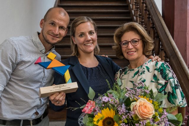 Die stolze Gewinnerin Debora Junker steht mit dem Preis in der Hand, neben Stiftungsrätin Lynette Federer und 