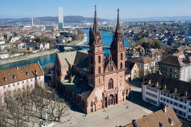 Das Basler Münster aus der Luft