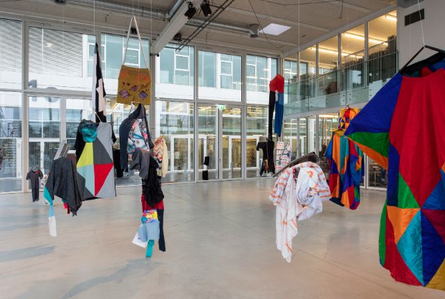 Installationsansicht Louise Guerra Archive Keine richtige Schule, der TANK, Basel, 2019, Foto: Christian Knörr