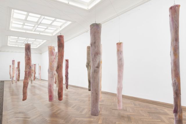 Kaari Upson, Installationsansicht, Go Back the Way You Came, Kunsthalle Basel, 2019, Blick auf Mother’s Legs, 2018–2019. Foto: Philipp Hänger / Kunsthalle Basel *
