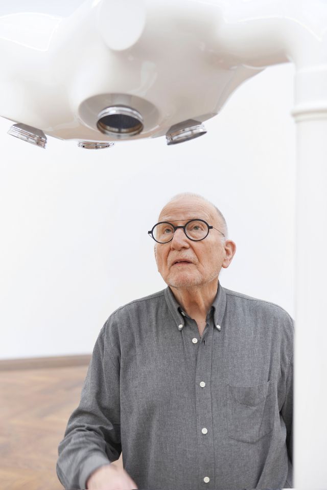 Der Künstler Joachim Bandau beim Betrachten einer seiner Objekte in der Kunsthalle Basel.