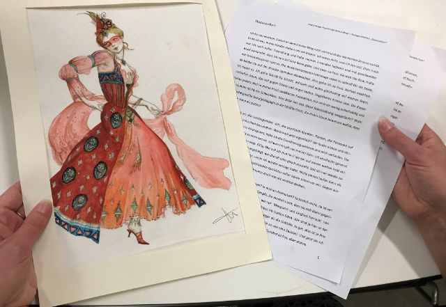 Eine Zeichnung einer Tänzerin in Venedig mit Maske und weitem Kleid, daneben der Text der Kurzgeschichte