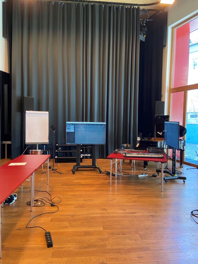 Im Werkraum Schöpflin wird in einem klassenzimmerähnlichen Raum der Musik und Sounddesign Kurs durchgeführt. Mit Klavier, Synthesizers und einem DAW.