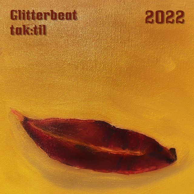 Das Cover von der Glitterbeat taktil Compilation ziert ein Gemälde von einem roten Mund.