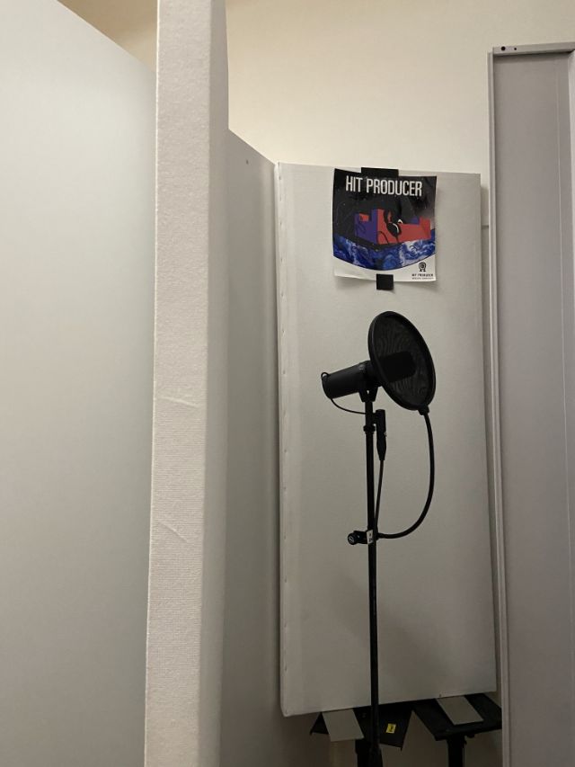 Im kleinen Booth kann Stimme und Gesang aufgenommen werden.