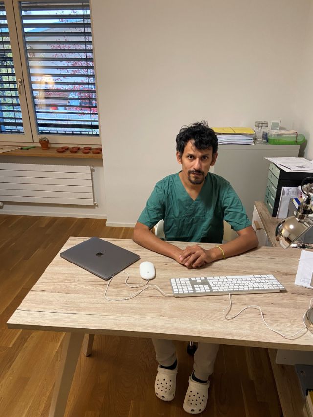 Samael Agreda sitzt in seinem Büro.