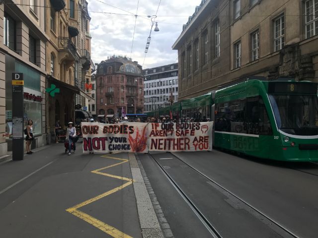 Man sieht einen Demonstrationszug in der Basler Innenstadt.