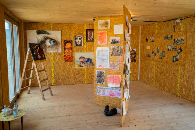 Die Ausstellung Part of it zeigt Gemälde, Skizzen und Fotographien von Kunstschaffenden aus dem Gassenumfeld vom Schwarzen Peter.