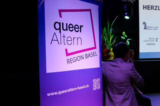 Das Logo von queerAltern der Region Basel, an der Gesprächsrunde im Mai.
