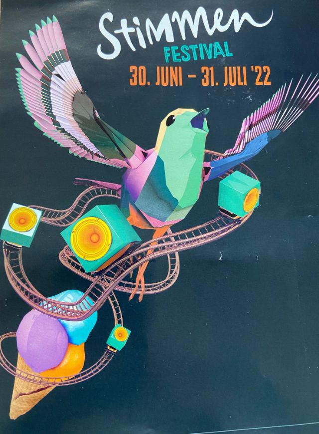Plakat vom Stimmen-Festival, welches einen farbigen Vogel zeigt, der von einer Achterbahn mit Musikboxen umgeben ist und einem Eis.