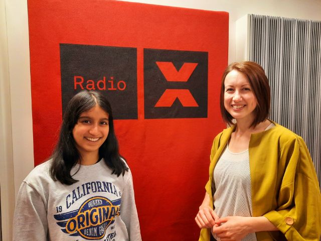 Ein 14-jähriges Mädchen mit einer Frau im Studio von Radio X. 