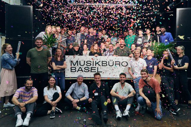 Das Team vom Musikbüro Basel feiert die Namensänderung mit einem gemeinsamen Teamfoto und viel Konfetti.