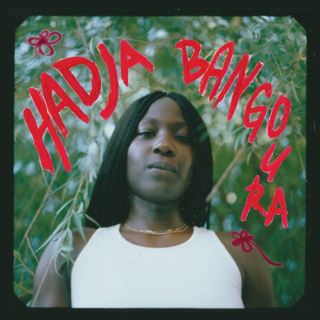 Das Cover vom Album "Hadja Bangoura" zier Hawa mit einem weissen Tangtop und grünem Hintergrund.