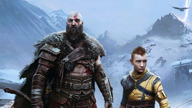 Kratos und Atreus blicken in die Kamera. Hinter ihnen sind schneebedeckte Berge zu sehen.