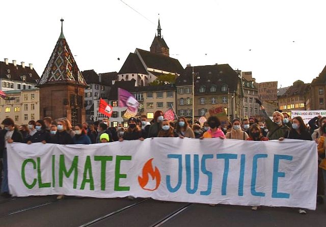 klimademonstranten mit banner