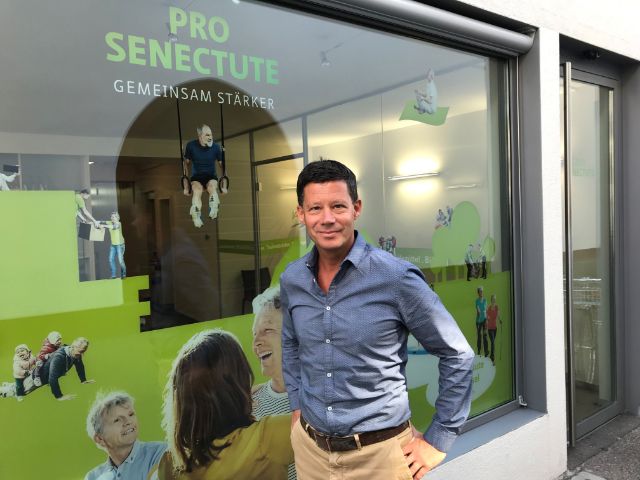 Ein Mann mit blauem Hemd steht vor dem Eingang der Geschäftsstelle der Pro Senectute beider Basel