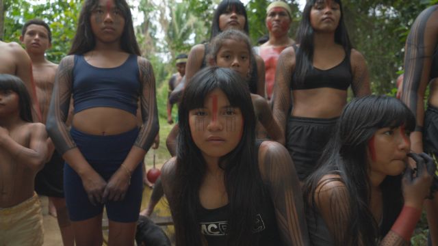 Eine Gruppe von indigenen Menschen im Amazonas