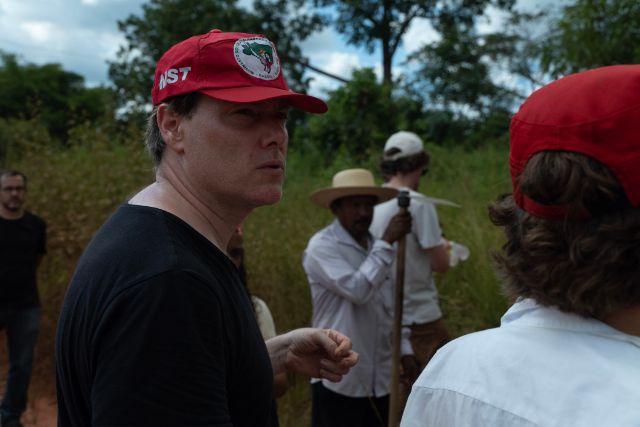 Milo Rau im Bundesstaat Pará an den filmischen Arbeiten zu Antigone in the Amazon, zusammen mit Aktivist:innen der MST 