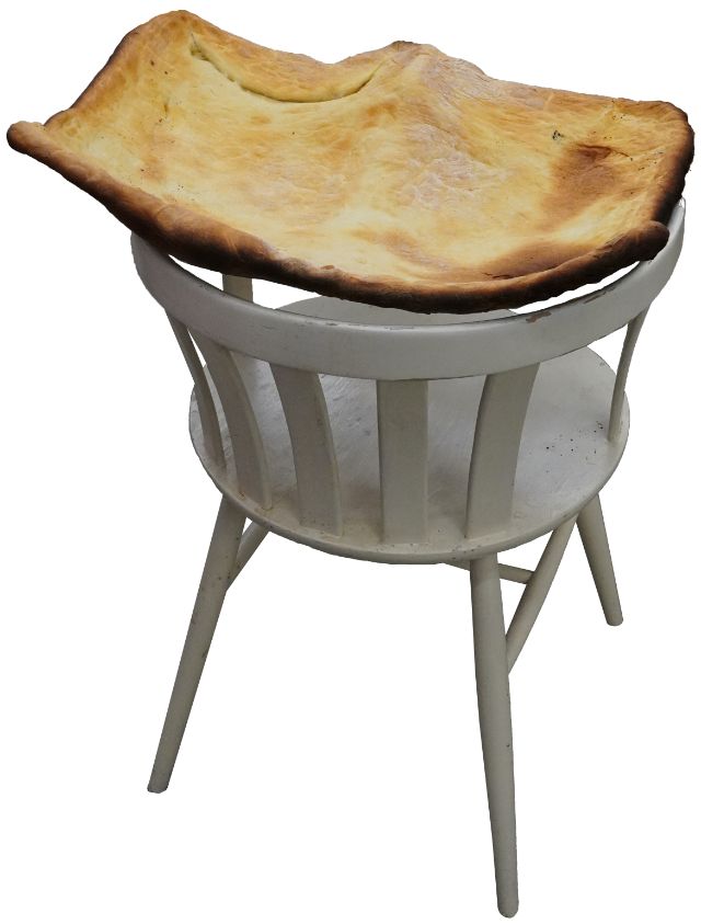 Ein weisser Stuhl mit einem Brot drauf
