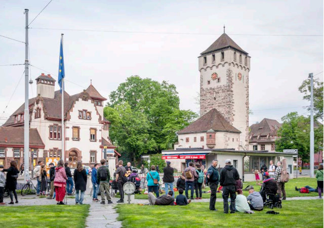 Viele Menschen verweilen beim St. Johannstor bei der letztjährigen Ausgabe des Quartierkultur-Festivals.