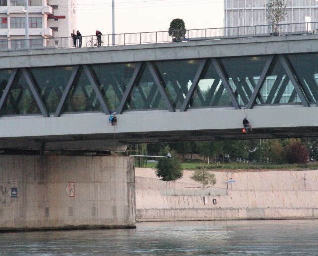 Aktivist:innen seilen sich an der Brücke ab.